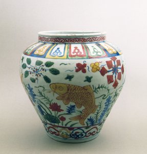 Balık ve çiçeklerle süslenmiş küresel kavanoz, Chia Ching dönemi (1522-66)